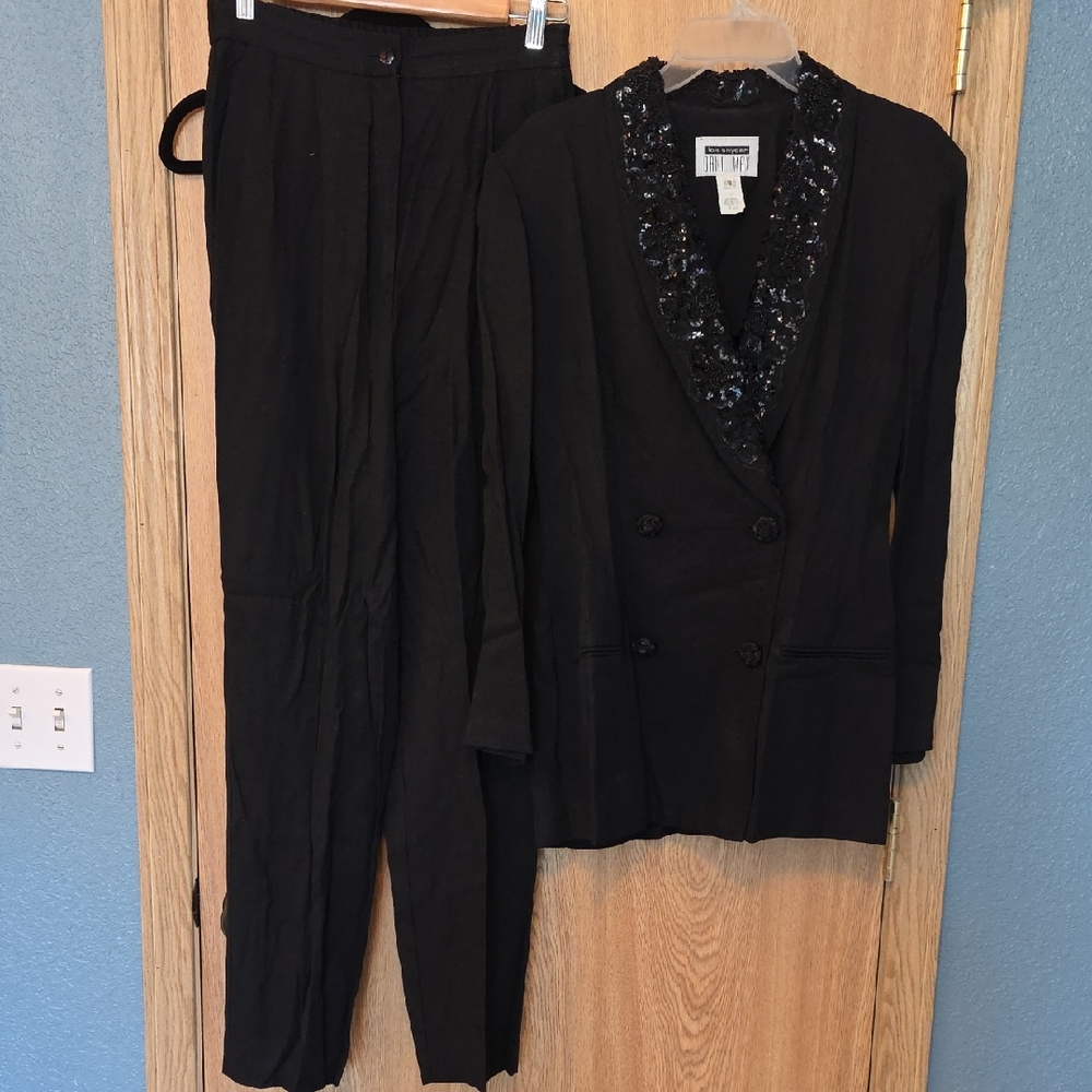 Chic Black Women's Pantsuit with Sequin Lapel